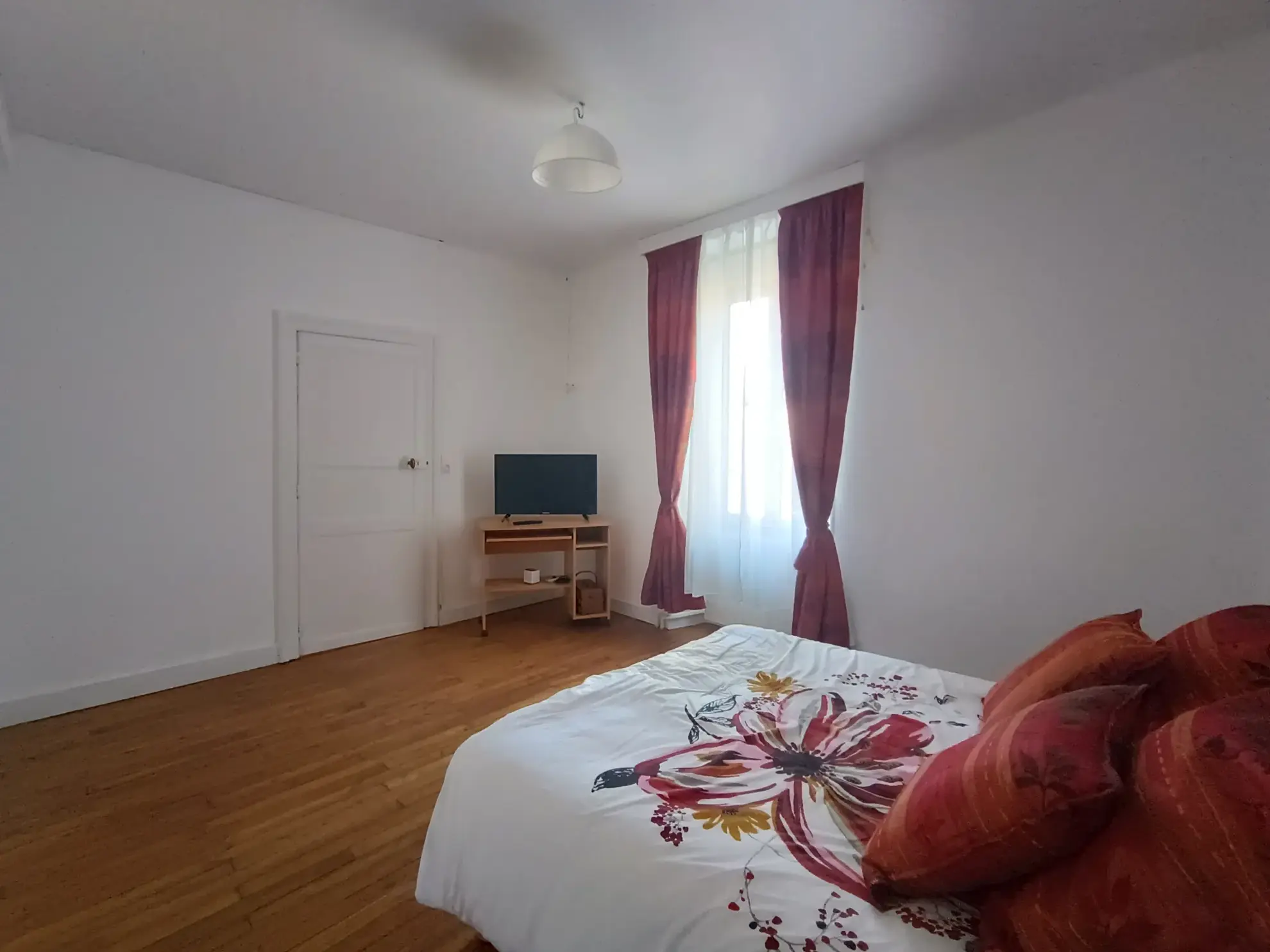 Maison de ville à Chef-Boutonne avec garage, 4 chambres et chauffage pompe à chaleur 