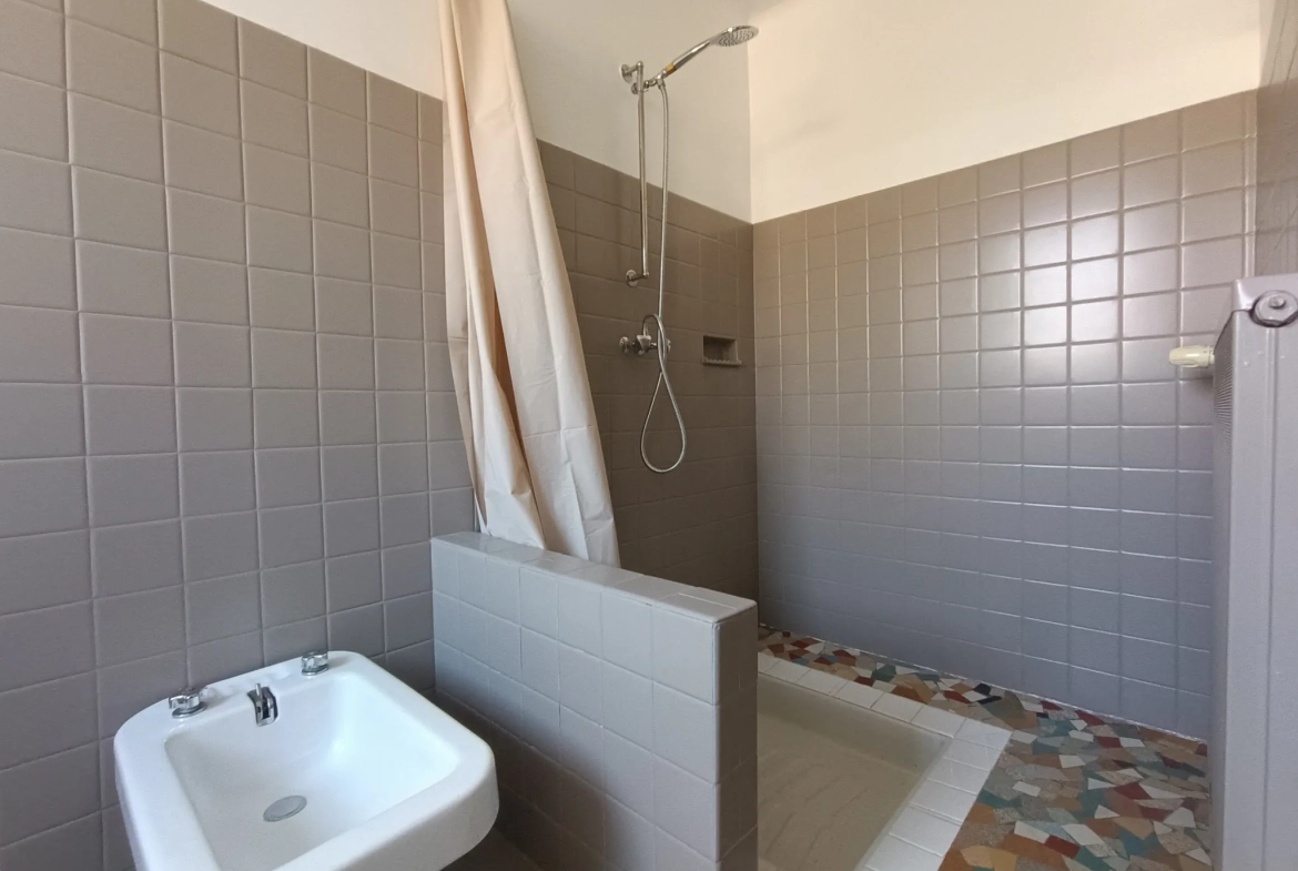 Maison de ville à Chef-Boutonne avec garage, 4 chambres et chauffage pompe à chaleur 