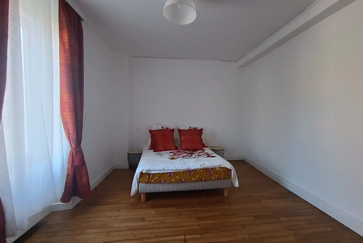 Maison de ville à Chef-Boutonne avec garage, 4 chambres et chauffage pompe à chaleur 