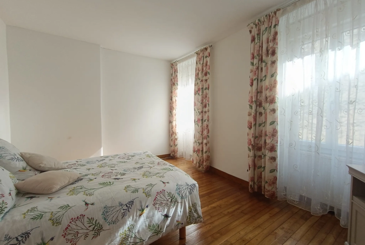 Maison de ville à Chef-Boutonne avec garage, 4 chambres et chauffage pompe à chaleur 