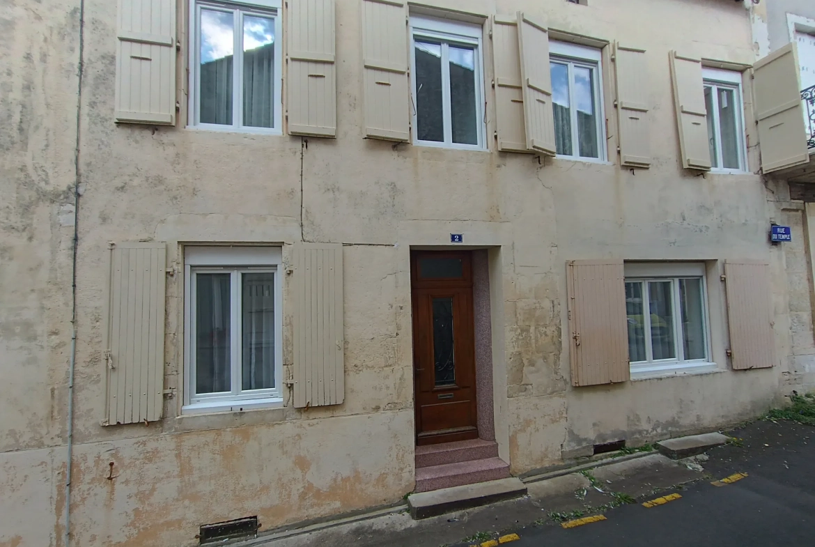 Maison de ville à Chef-Boutonne avec garage, 4 chambres et chauffage pompe à chaleur 