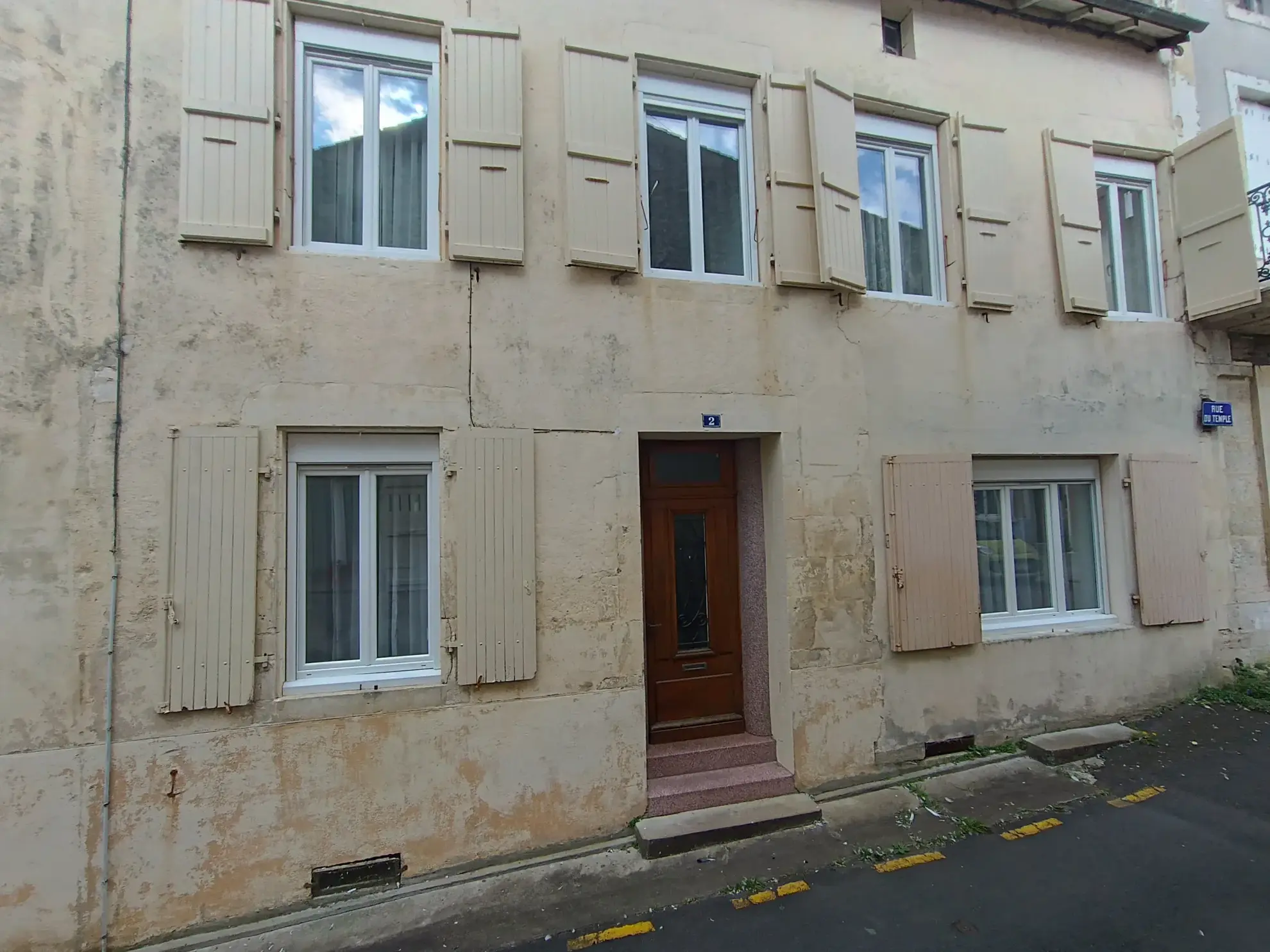 Maison de ville à Chef-Boutonne avec garage, 4 chambres et chauffage pompe à chaleur 