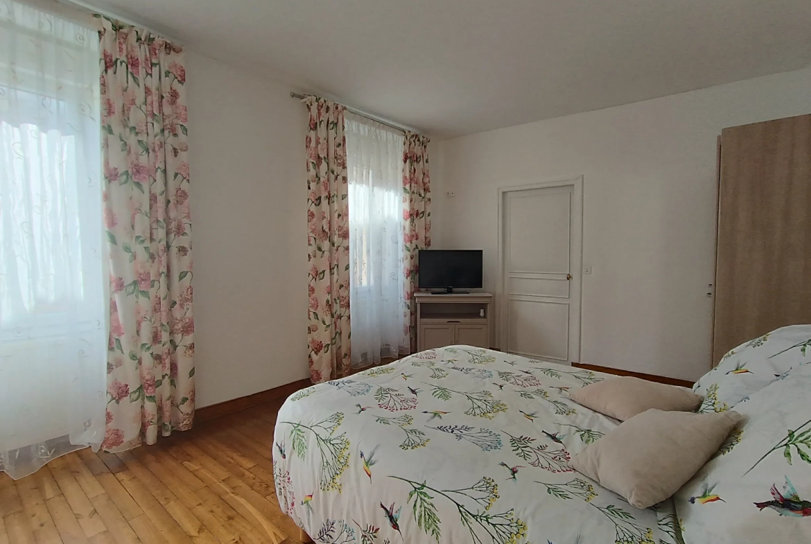 Maison de ville à Chef-Boutonne avec garage, 4 chambres et chauffage pompe à chaleur 