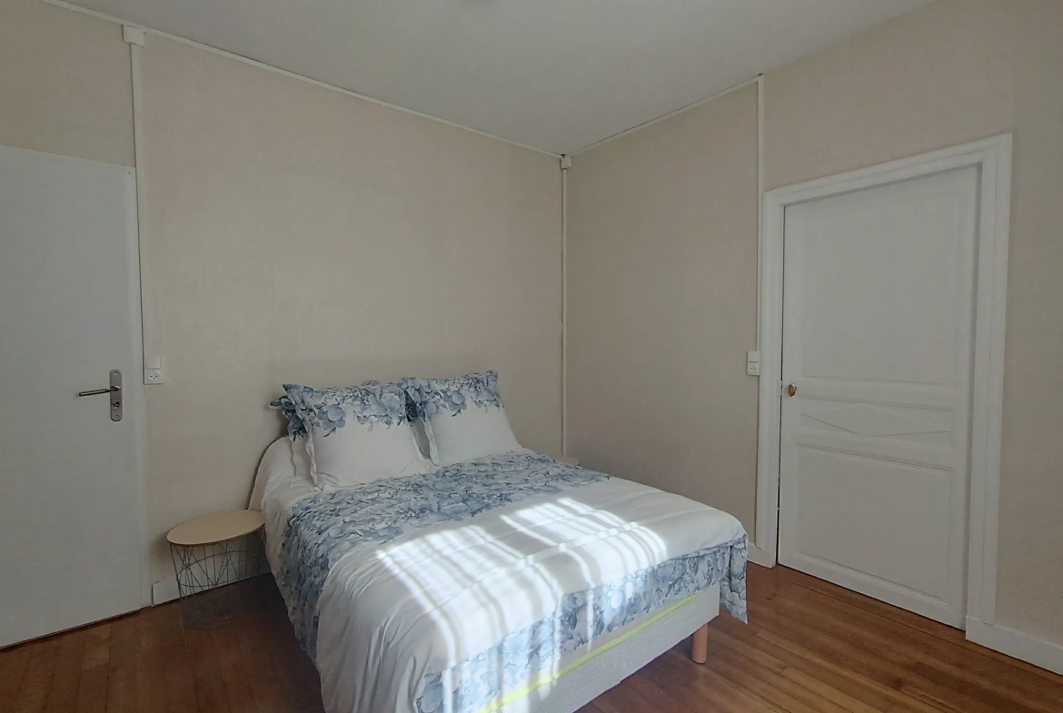 Maison de ville à Chef-Boutonne avec garage, 4 chambres et chauffage pompe à chaleur 