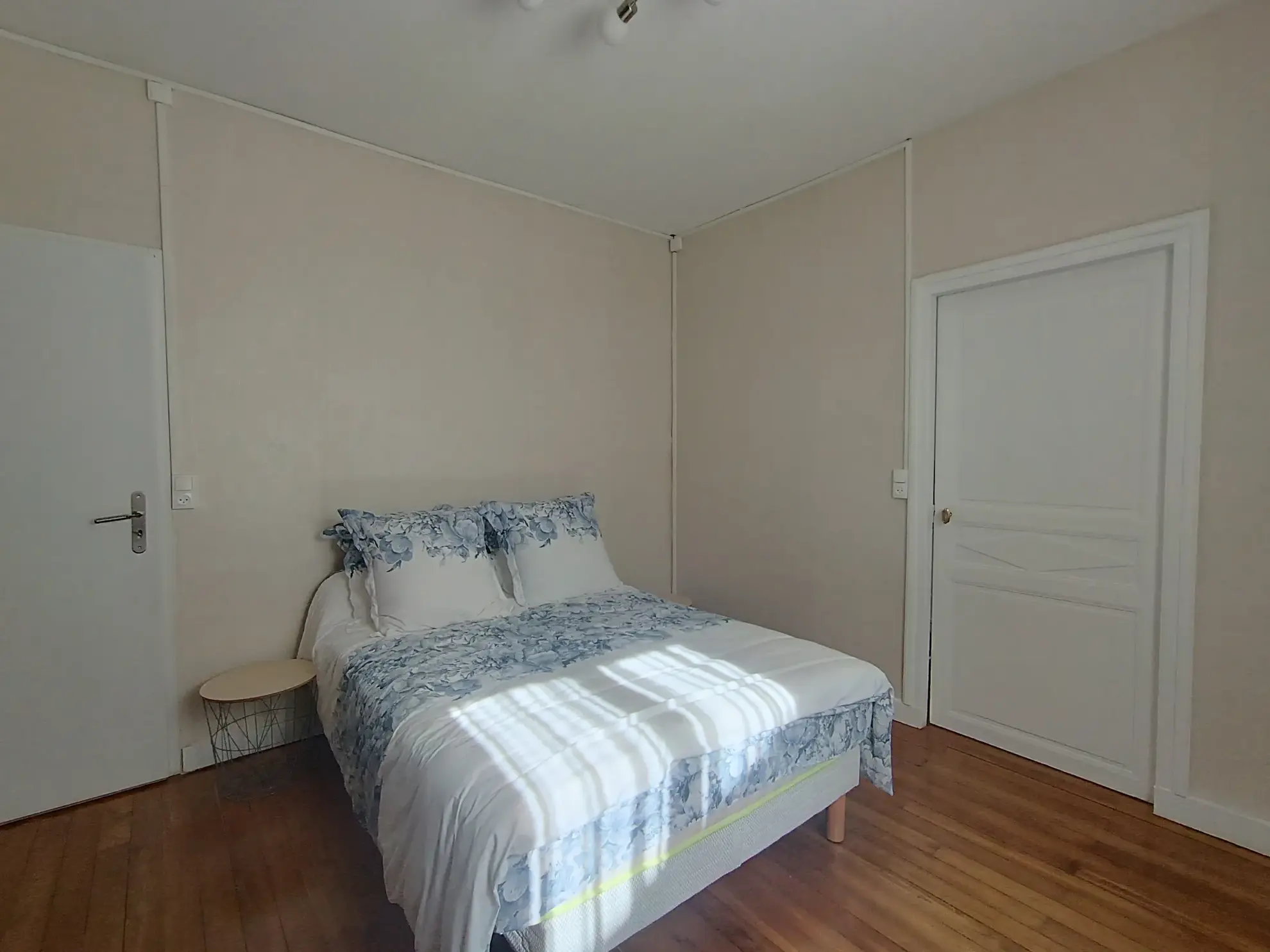 Maison de ville à Chef-Boutonne avec garage, 4 chambres et chauffage pompe à chaleur 