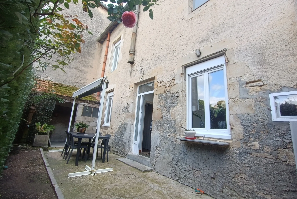 Maison de ville à Chef-Boutonne avec garage, 4 chambres et chauffage pompe à chaleur 