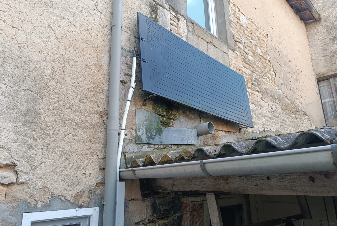 Maison de ville à Chef-Boutonne avec garage, 4 chambres et chauffage pompe à chaleur 
