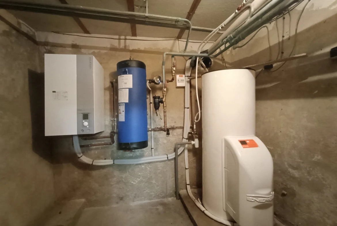 Maison de ville à Chef-Boutonne avec garage, 4 chambres et chauffage pompe à chaleur 