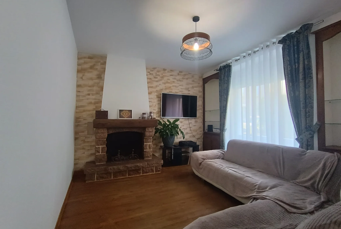 Maison de ville à Chef-Boutonne avec garage, 4 chambres et chauffage pompe à chaleur 
