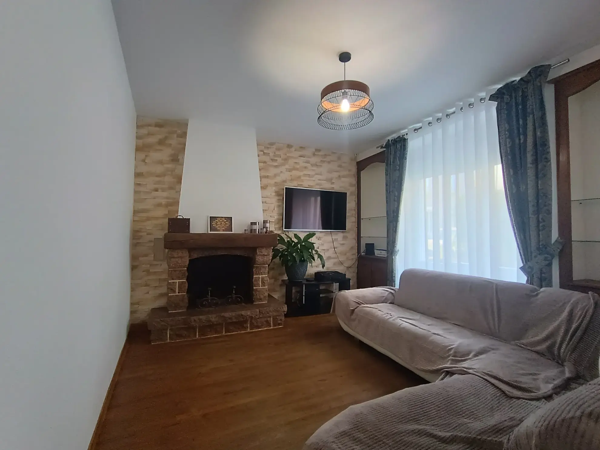 Maison de ville à Chef-Boutonne avec garage, 4 chambres et chauffage pompe à chaleur 