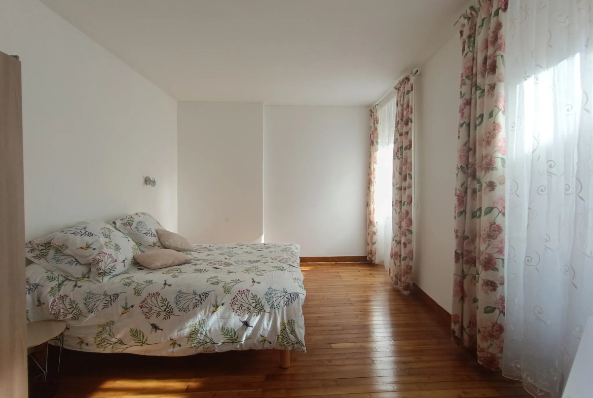 Maison de ville à Chef-Boutonne avec garage, 4 chambres et chauffage pompe à chaleur 