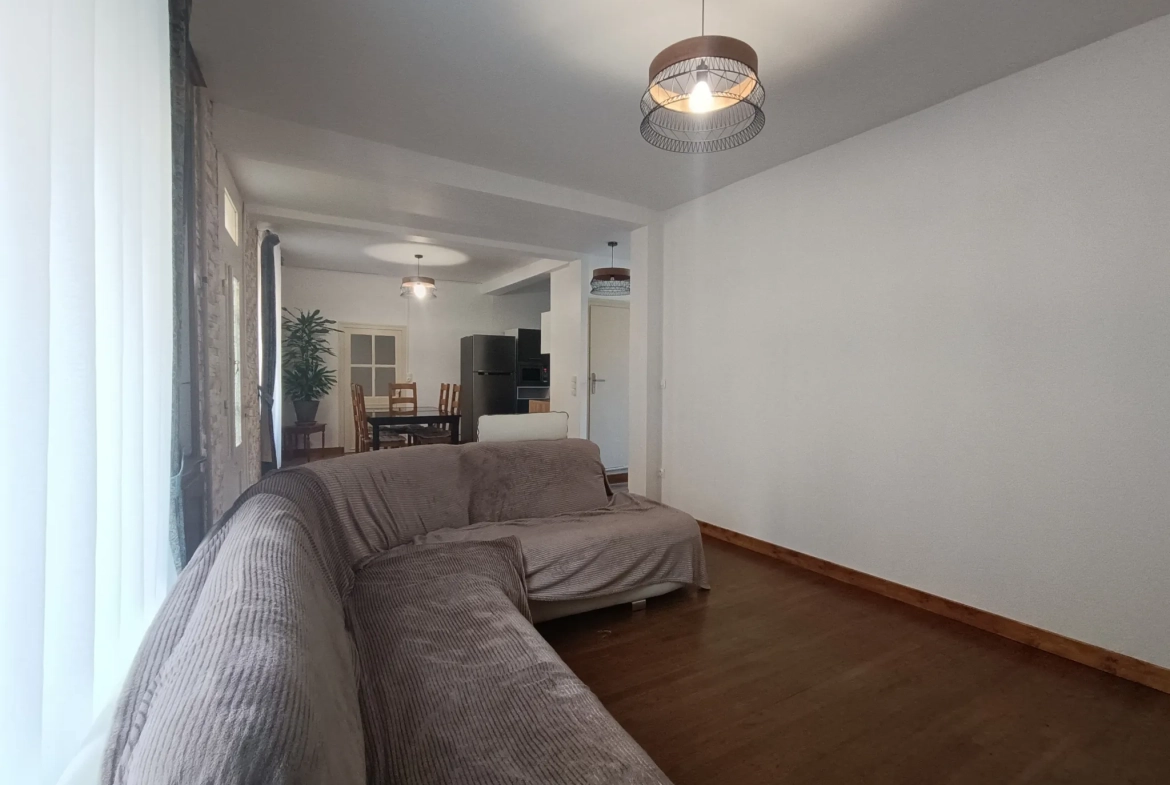 Maison de ville à Chef-Boutonne avec garage, 4 chambres et chauffage pompe à chaleur 