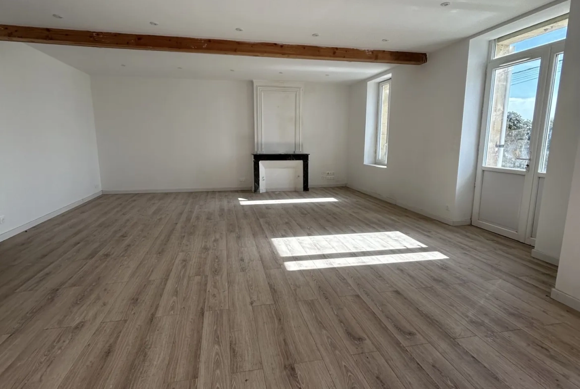 Magnifique maison en pierre rénovée avec 5 chambres et vue sur vignes à Samonac 
