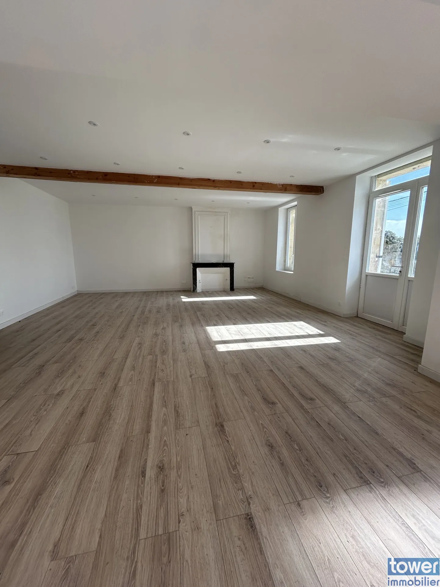 Magnifique maison en pierre rénovée avec 5 chambres et vue sur vignes à Samonac 