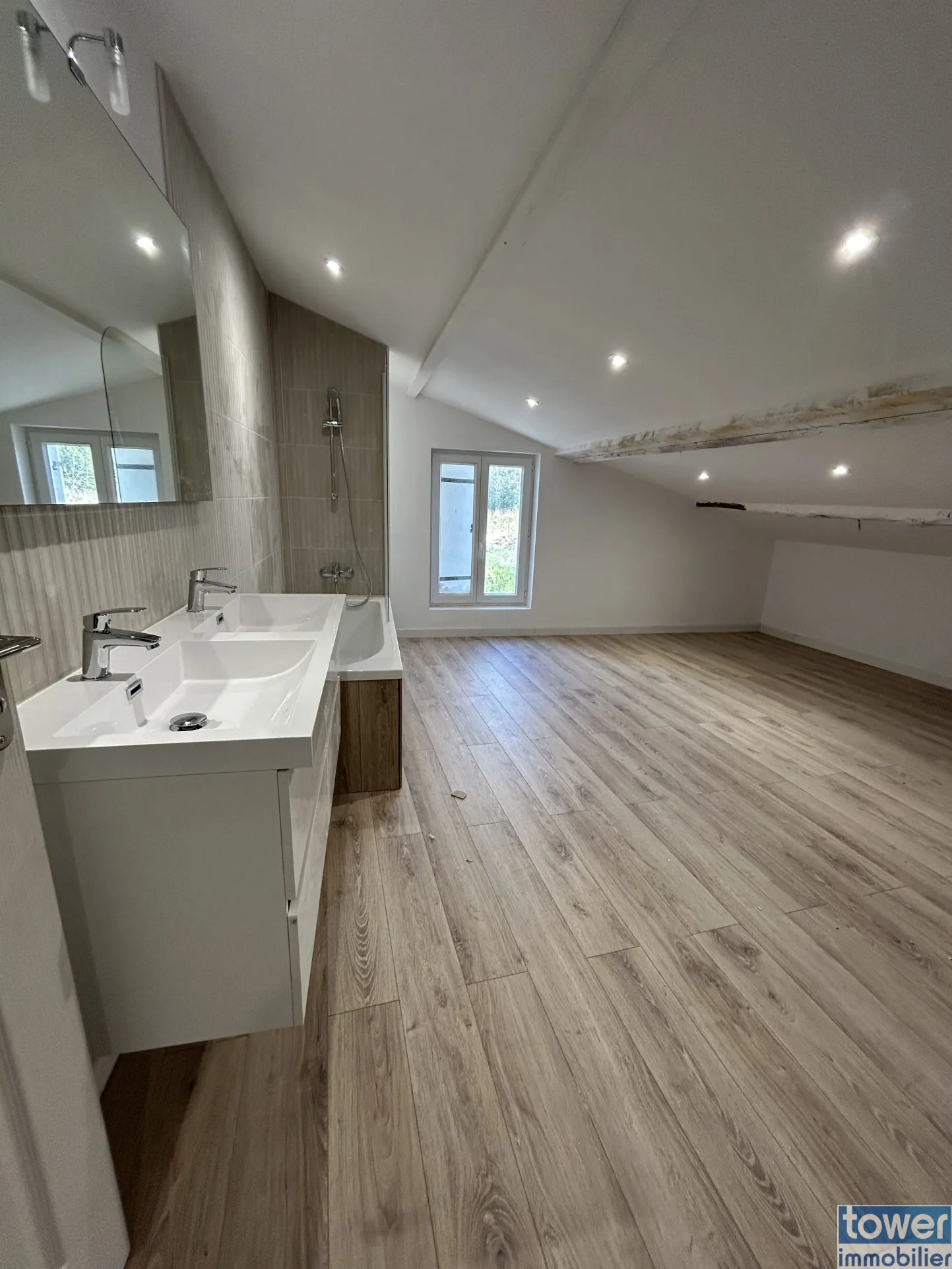 Magnifique maison en pierre rénovée avec 5 chambres et vue sur vignes à Samonac 