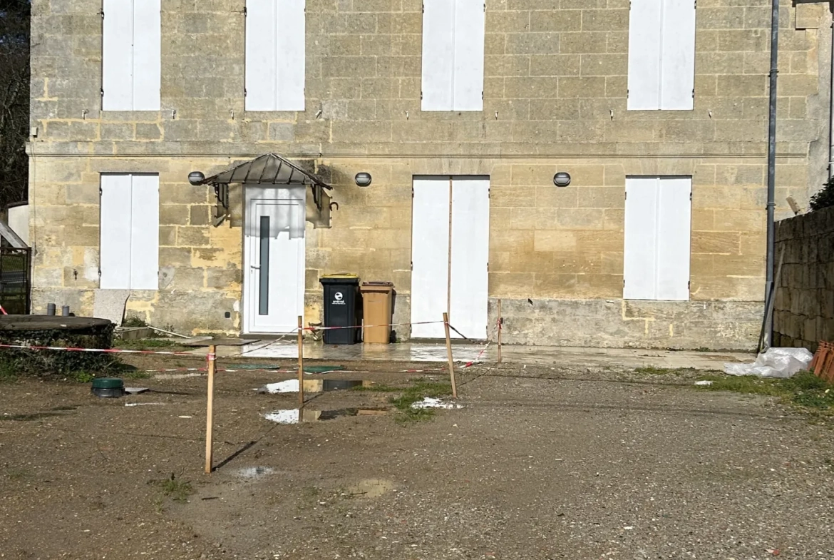 Magnifique maison en pierre rénovée avec 5 chambres et vue sur vignes à Samonac 