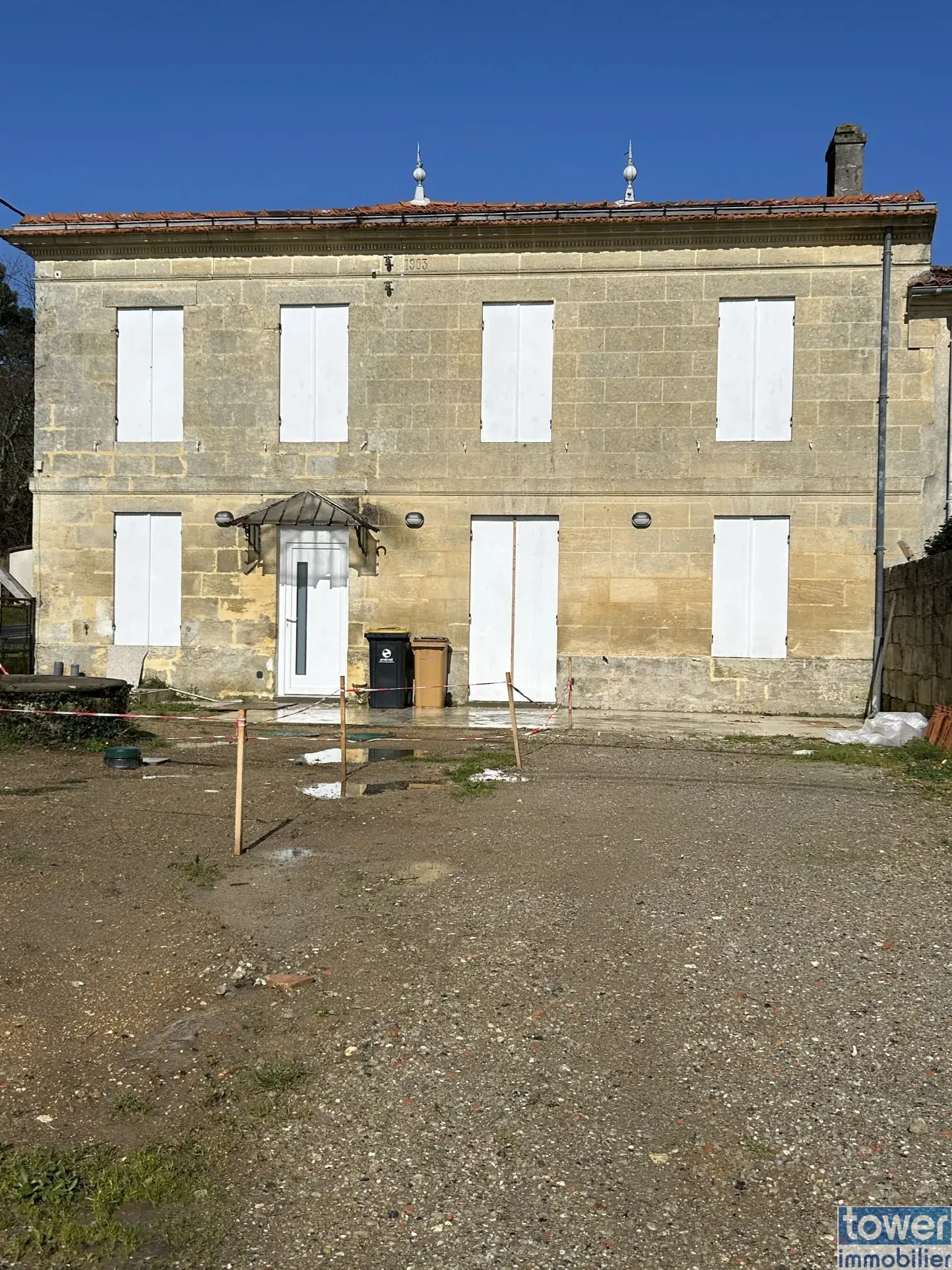 Magnifique maison en pierre rénovée avec 5 chambres et vue sur vignes à Samonac 