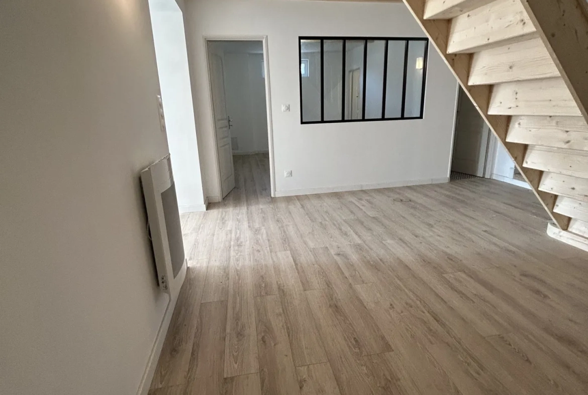 Magnifique maison en pierre rénovée avec 5 chambres et vue sur vignes à Samonac 