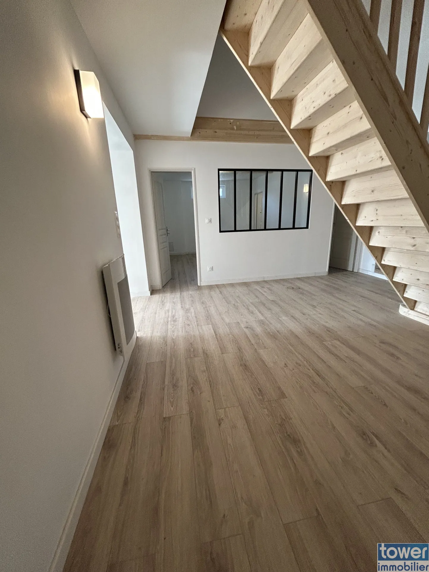 Magnifique maison en pierre rénovée avec 5 chambres et vue sur vignes à Samonac 