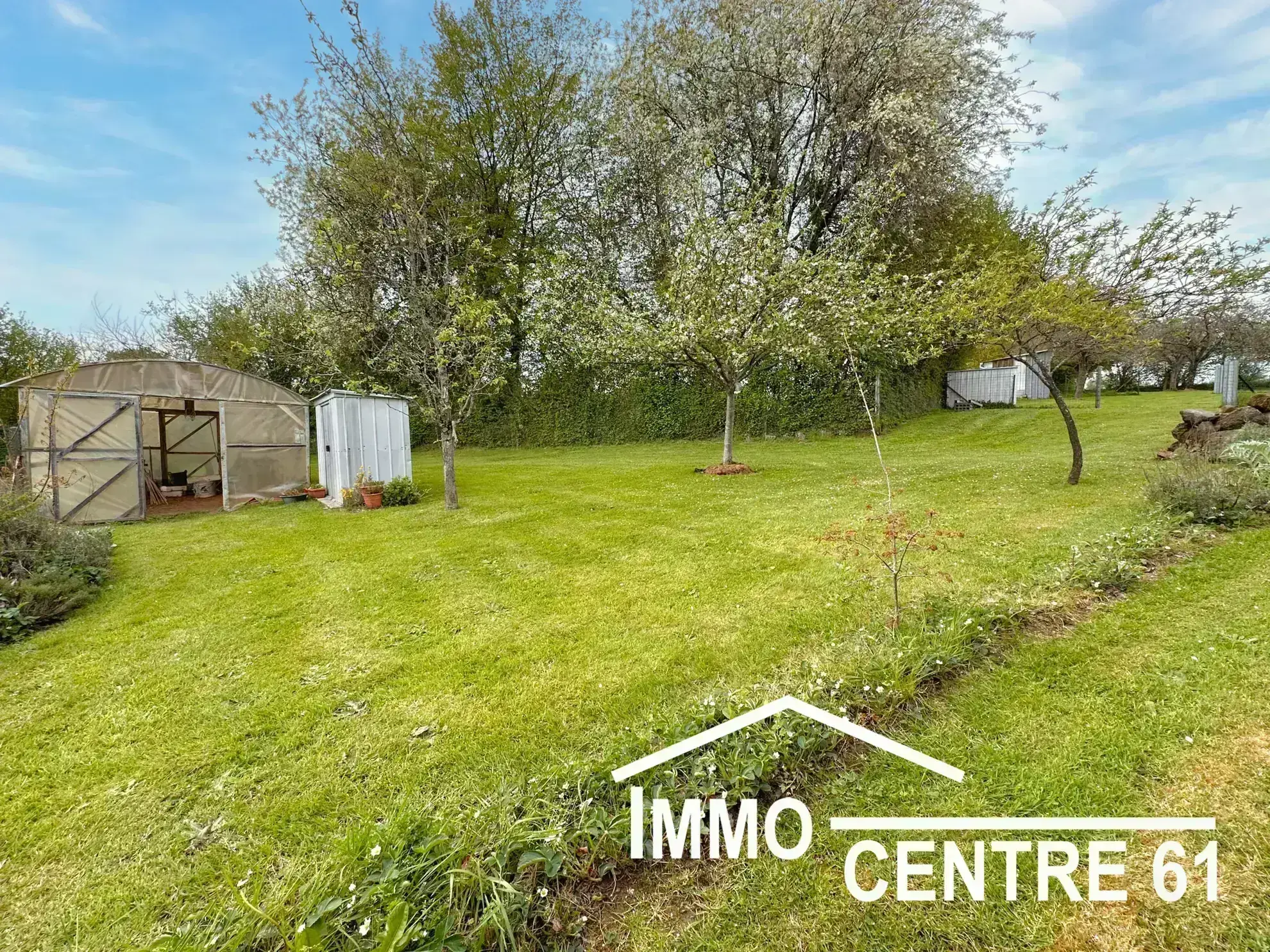 Belle maison en pierre avec dépendances sur 4178m² proche La Ferté Macé et Flers 