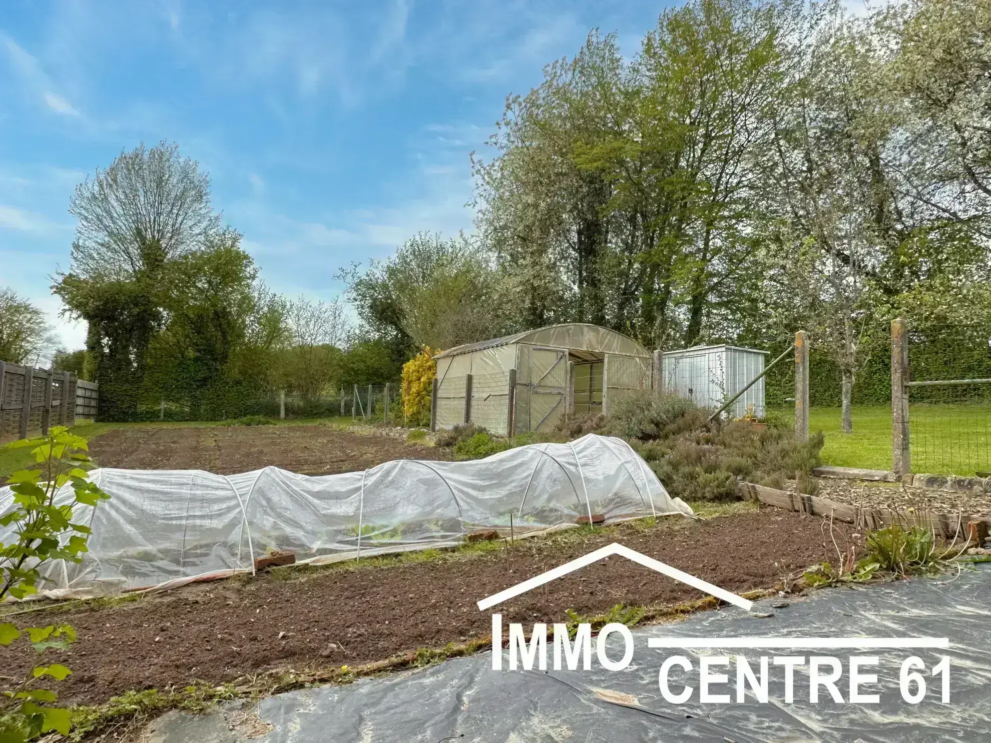 Belle maison en pierre avec dépendances sur 4178m² proche La Ferté Macé et Flers 