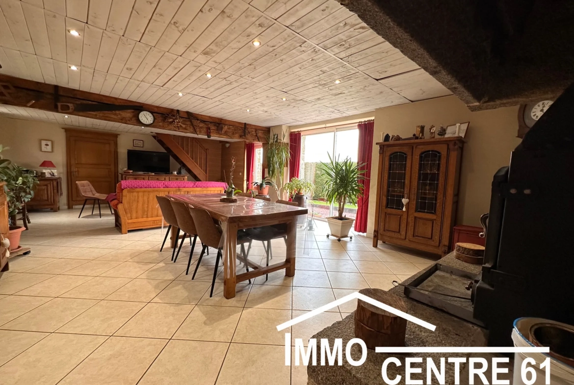 Belle maison en pierre avec dépendances sur 4178m² proche La Ferté Macé et Flers 