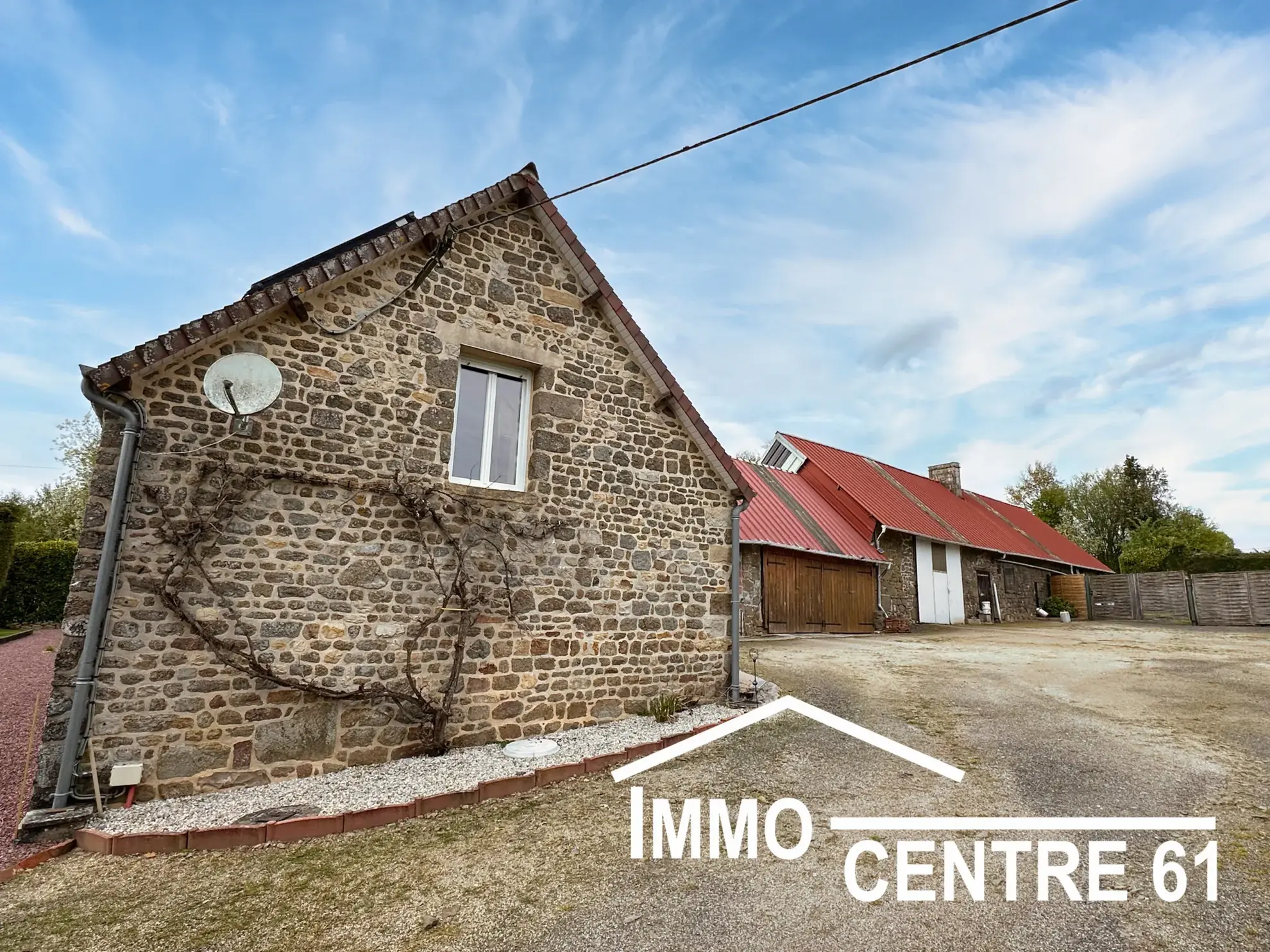 Belle maison en pierre avec dépendances sur 4178m² proche La Ferté Macé et Flers 