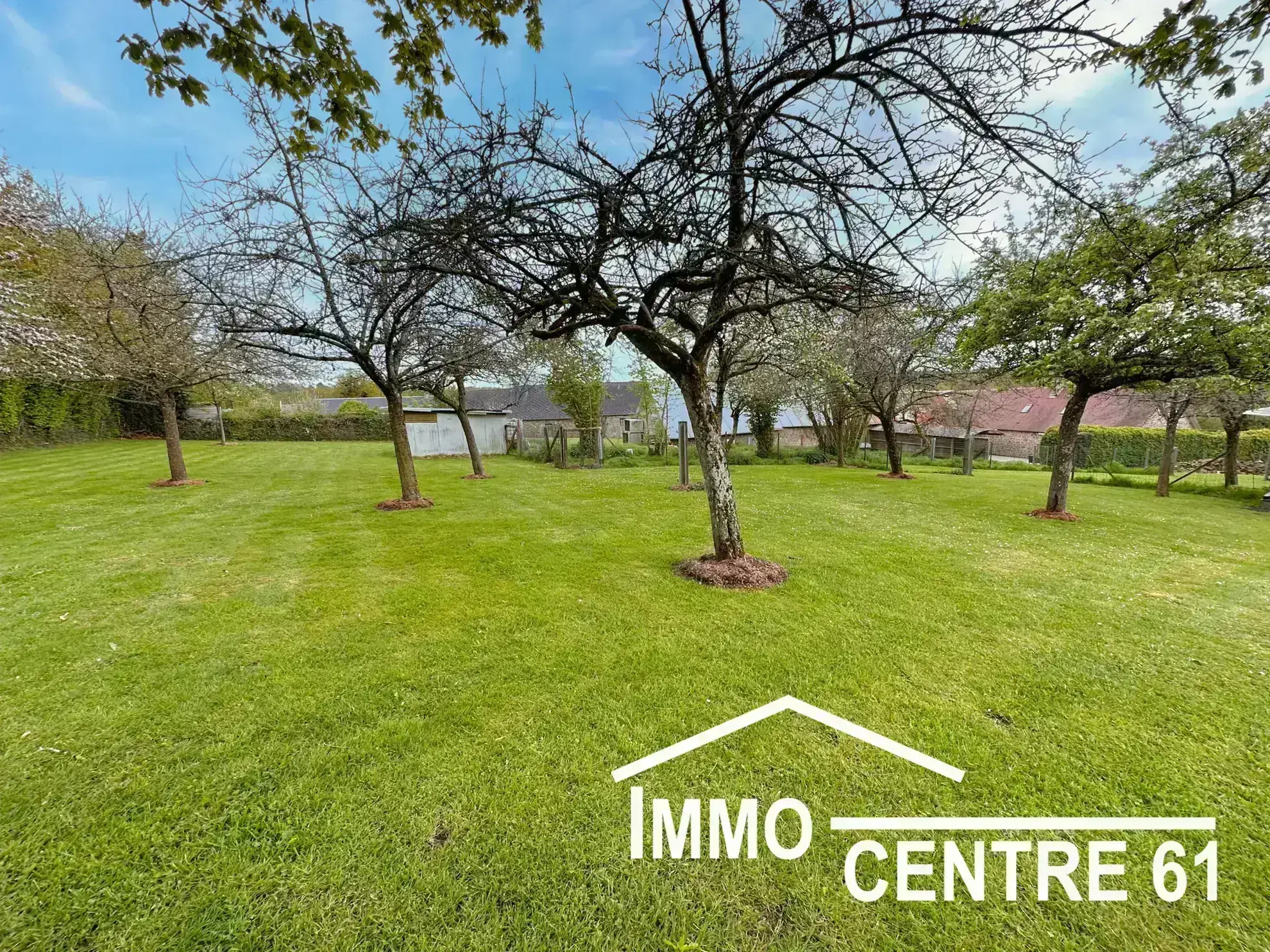 Belle maison en pierre avec dépendances sur 4178m² proche La Ferté Macé et Flers 