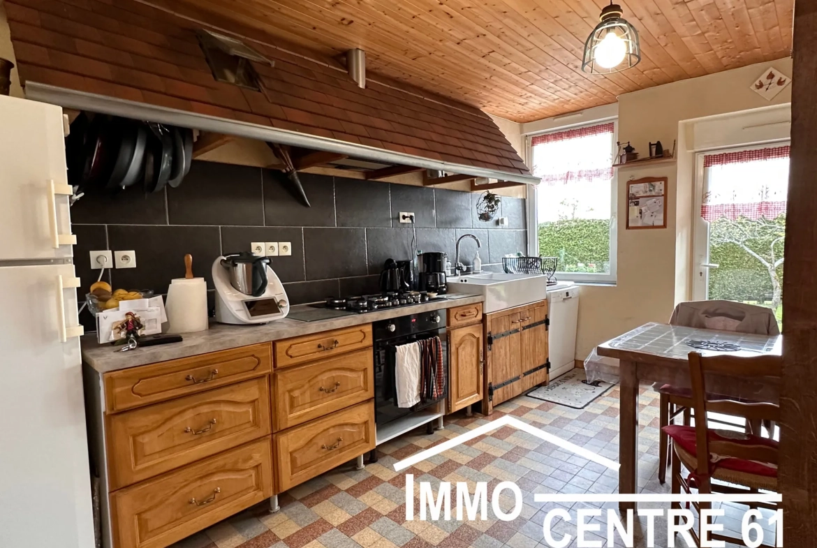 Belle maison en pierre avec dépendances sur 4178m² proche La Ferté Macé et Flers 