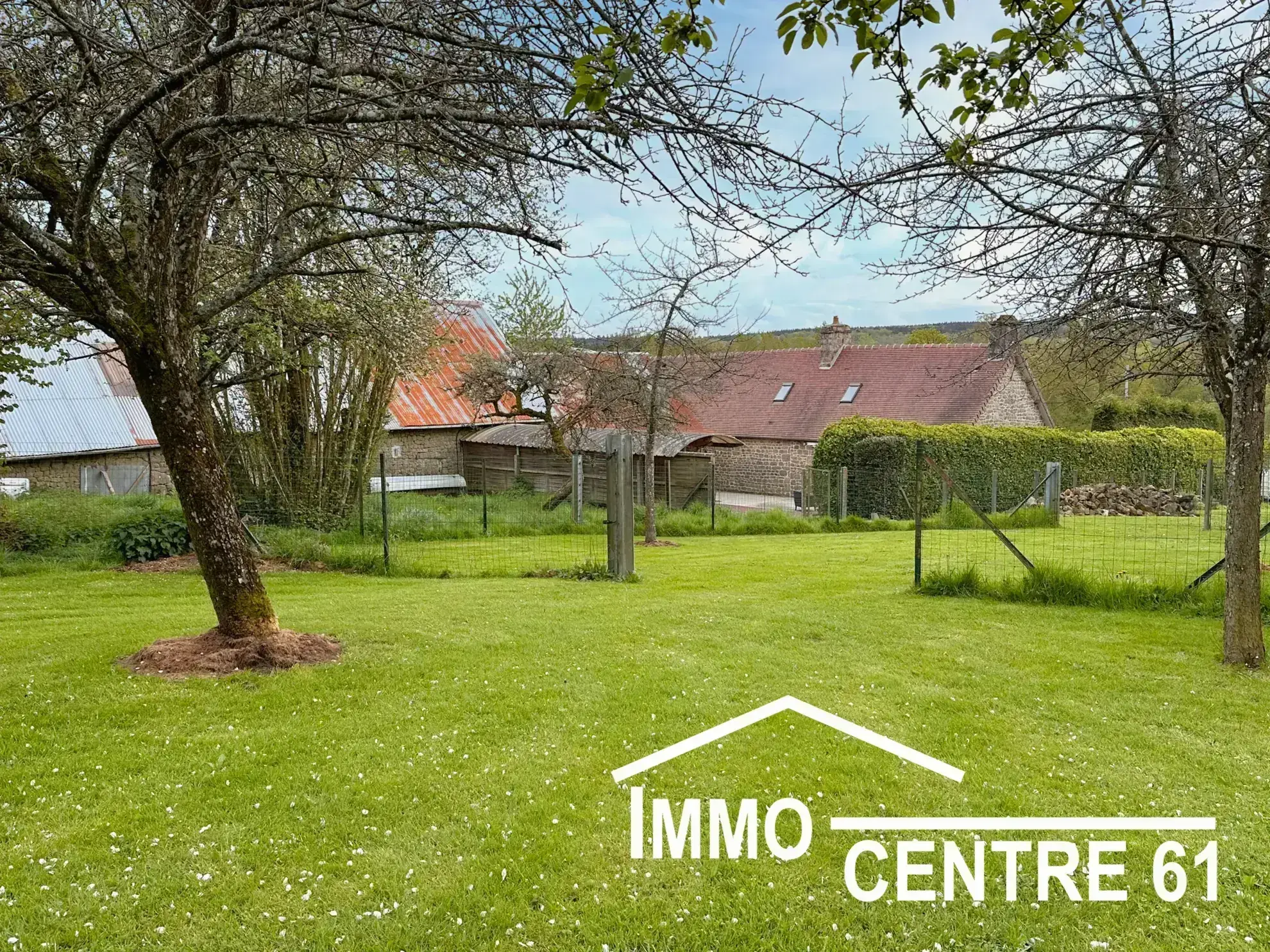 Belle maison en pierre avec dépendances sur 4178m² proche La Ferté Macé et Flers 