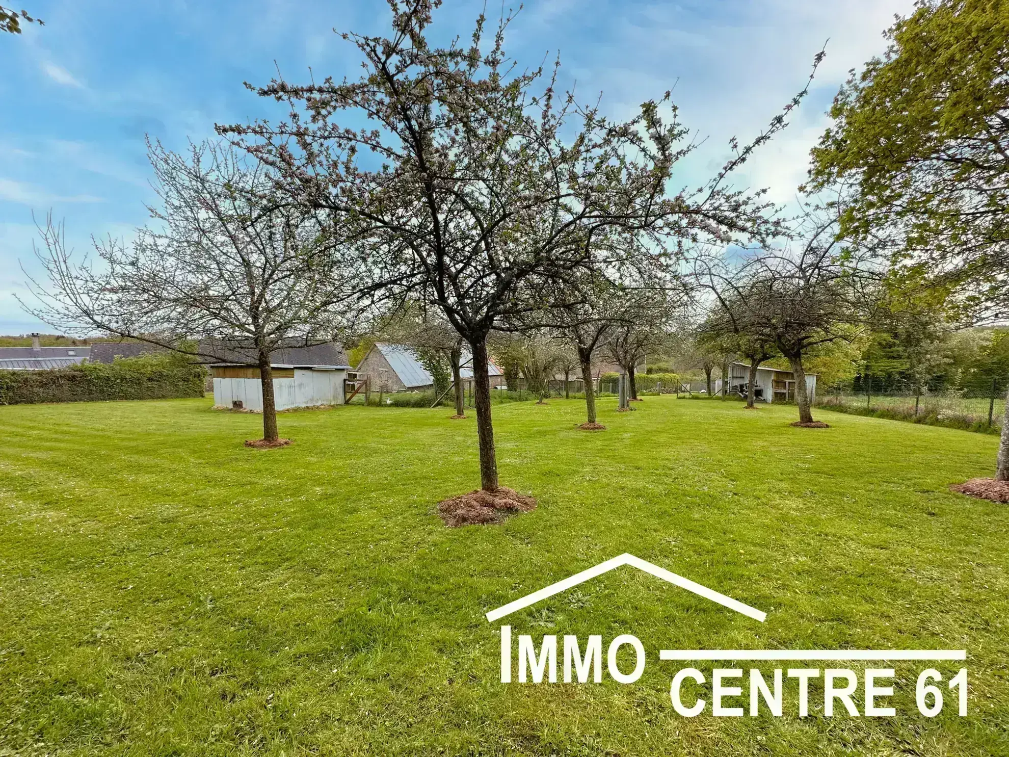 Belle maison en pierre avec dépendances sur 4178m² proche La Ferté Macé et Flers 