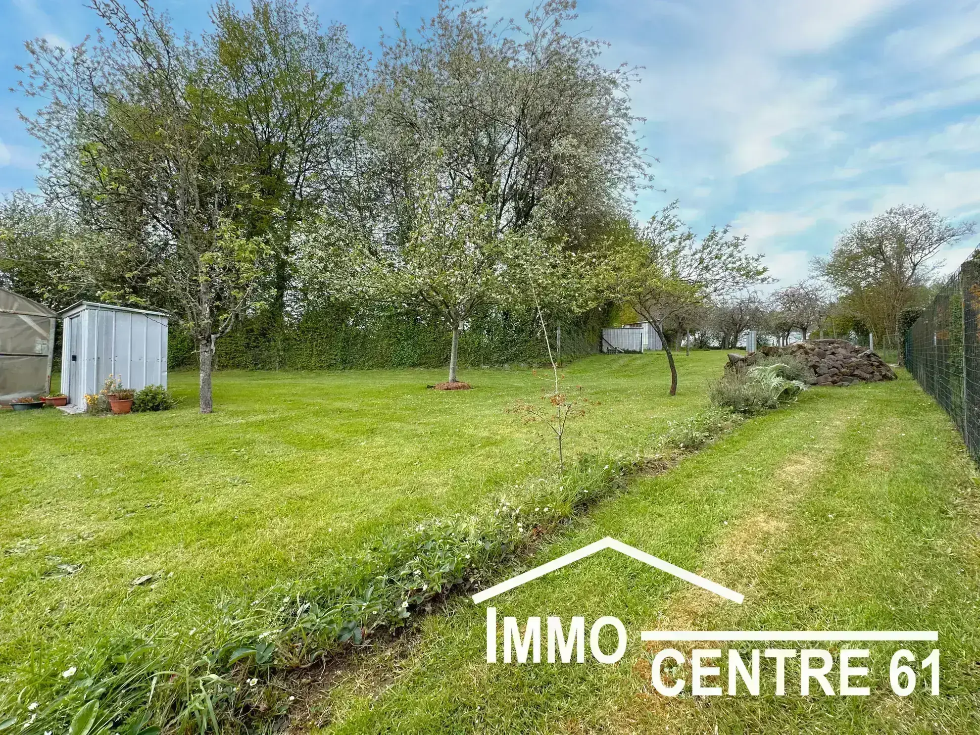 Belle maison en pierre avec dépendances sur 4178m² proche La Ferté Macé et Flers 