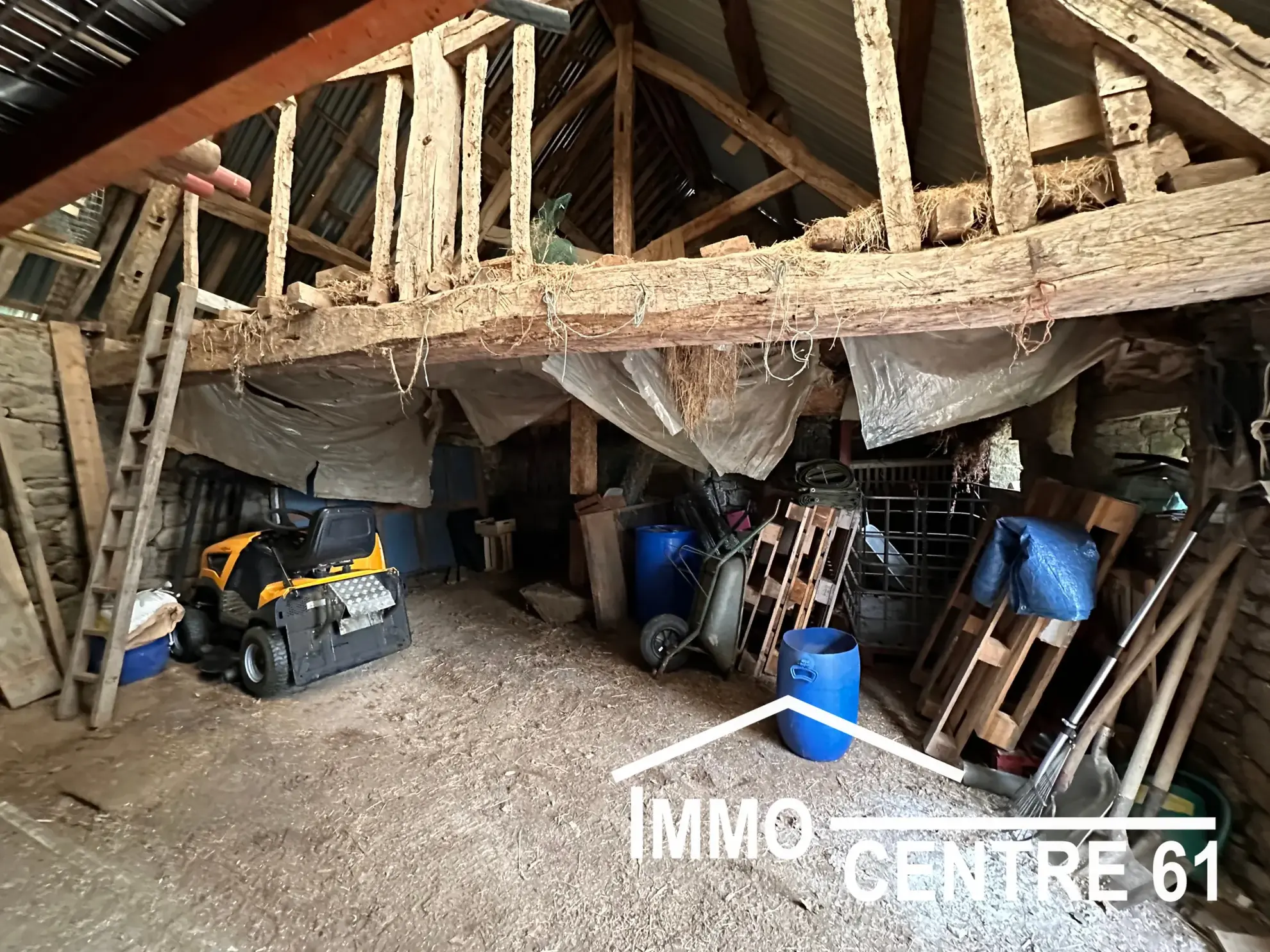Belle maison en pierre avec dépendances sur 4178m² proche La Ferté Macé et Flers 
