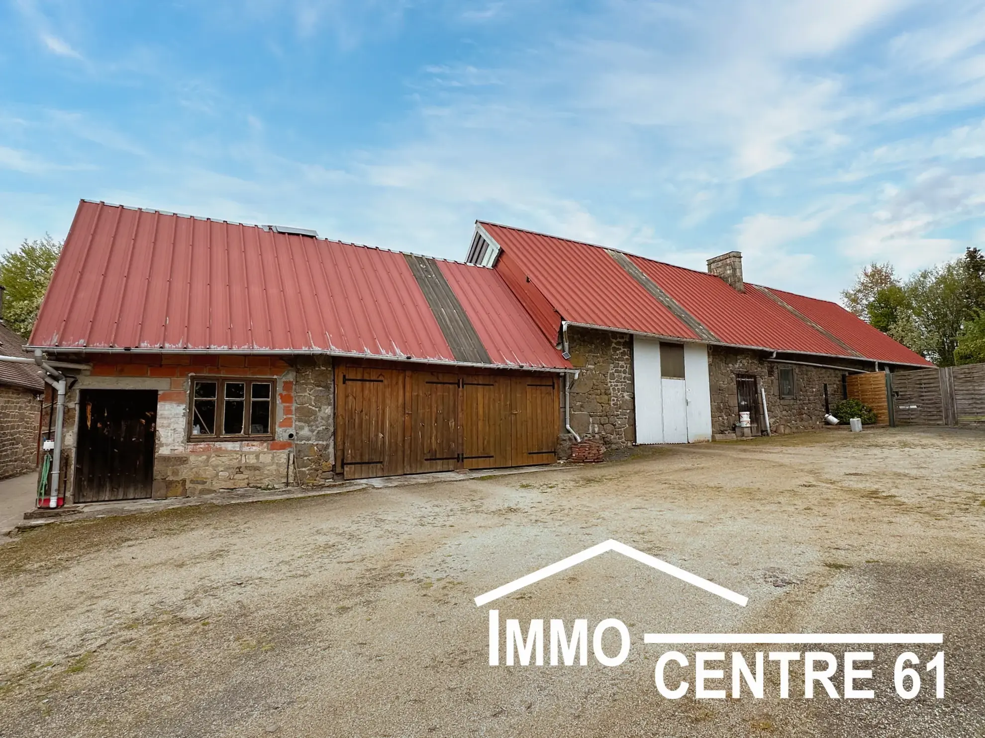 Belle maison en pierre avec dépendances sur 4178m² proche La Ferté Macé et Flers 