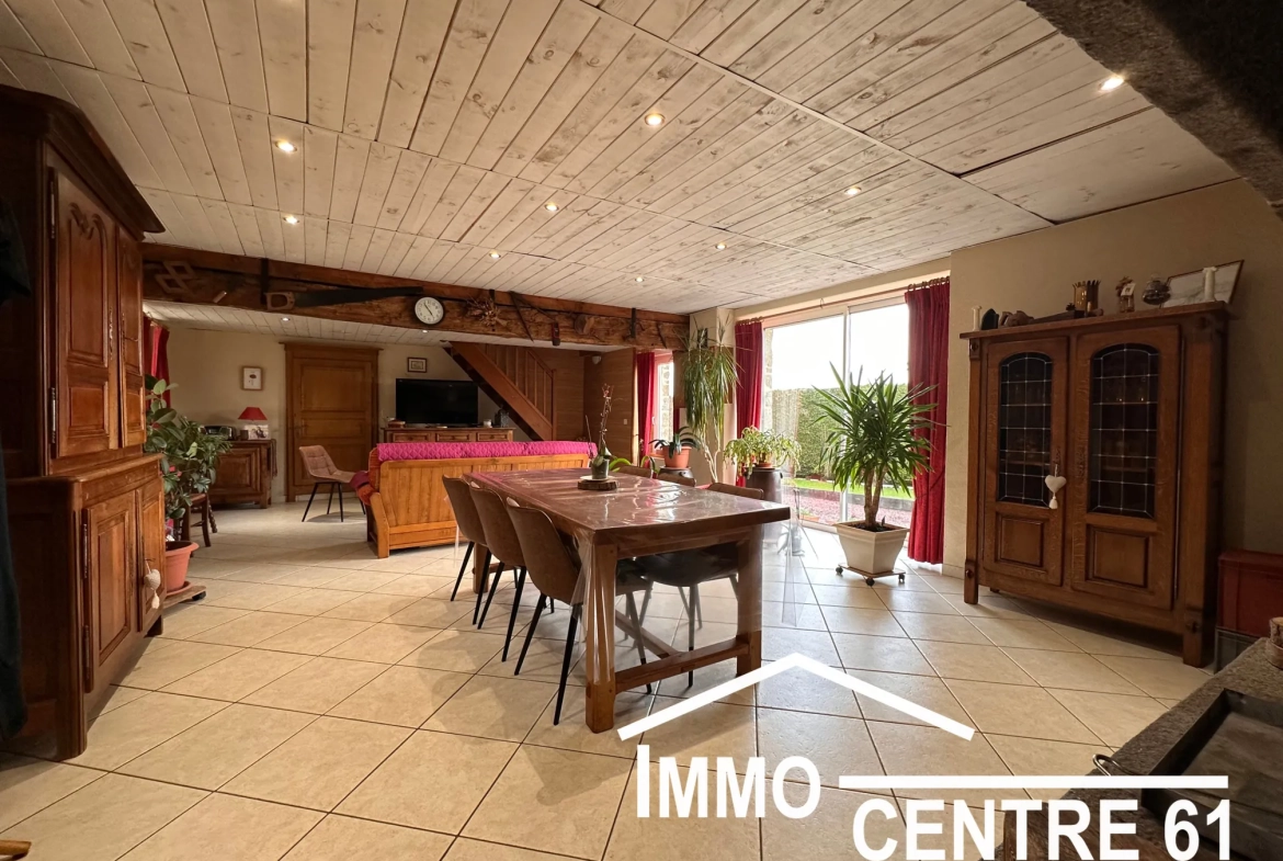 Belle maison en pierre avec dépendances sur 4178m² proche La Ferté Macé et Flers 
