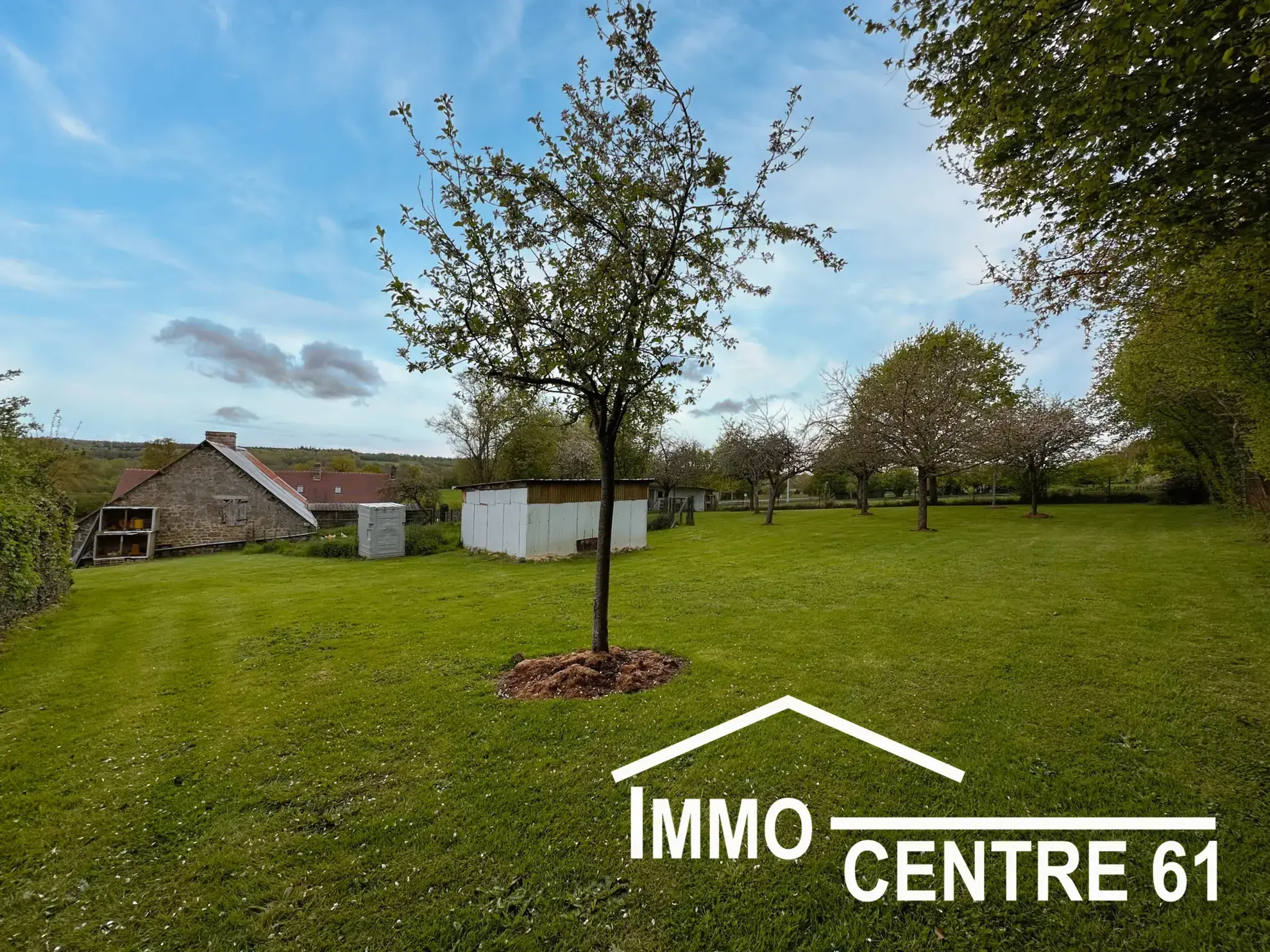 Belle maison en pierre avec dépendances sur 4178m² proche La Ferté Macé et Flers 