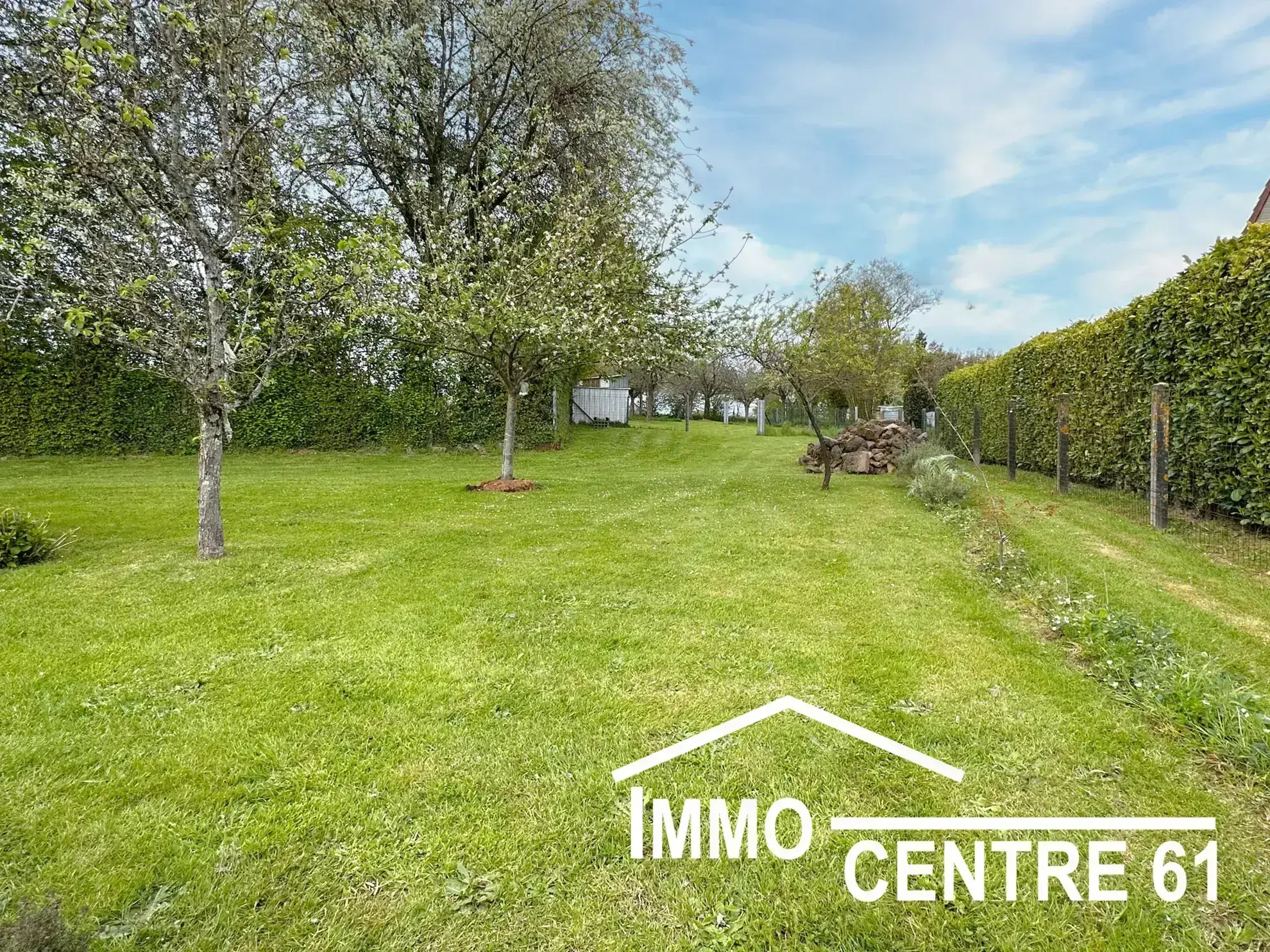 Belle maison en pierre avec dépendances sur 4178m² proche La Ferté Macé et Flers 