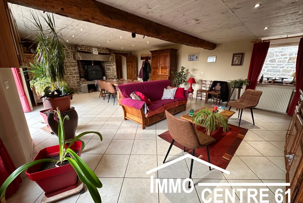 Belle maison en pierre avec dépendances sur 4178m² proche La Ferté Macé et Flers 
