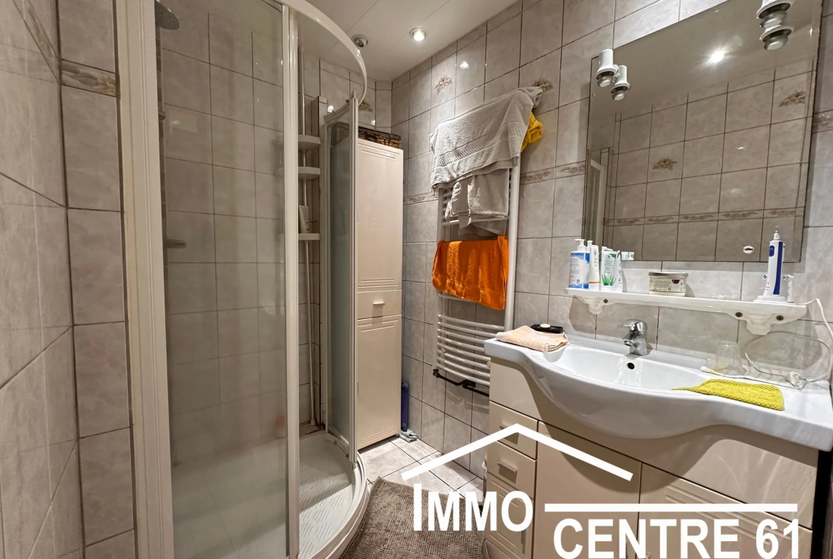 Belle maison en pierre avec dépendances sur 4178m² proche La Ferté Macé et Flers 