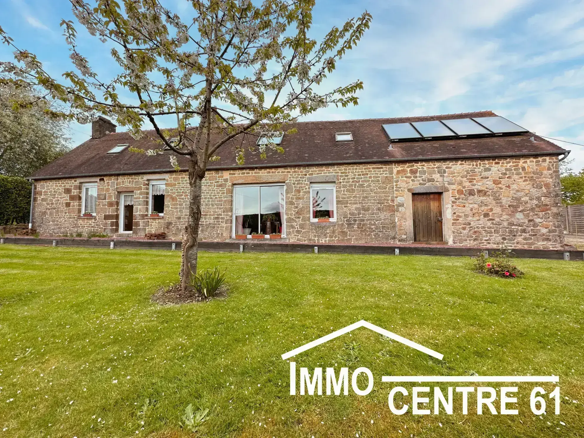 Belle maison en pierre avec dépendances sur 4178m² proche La Ferté Macé et Flers 