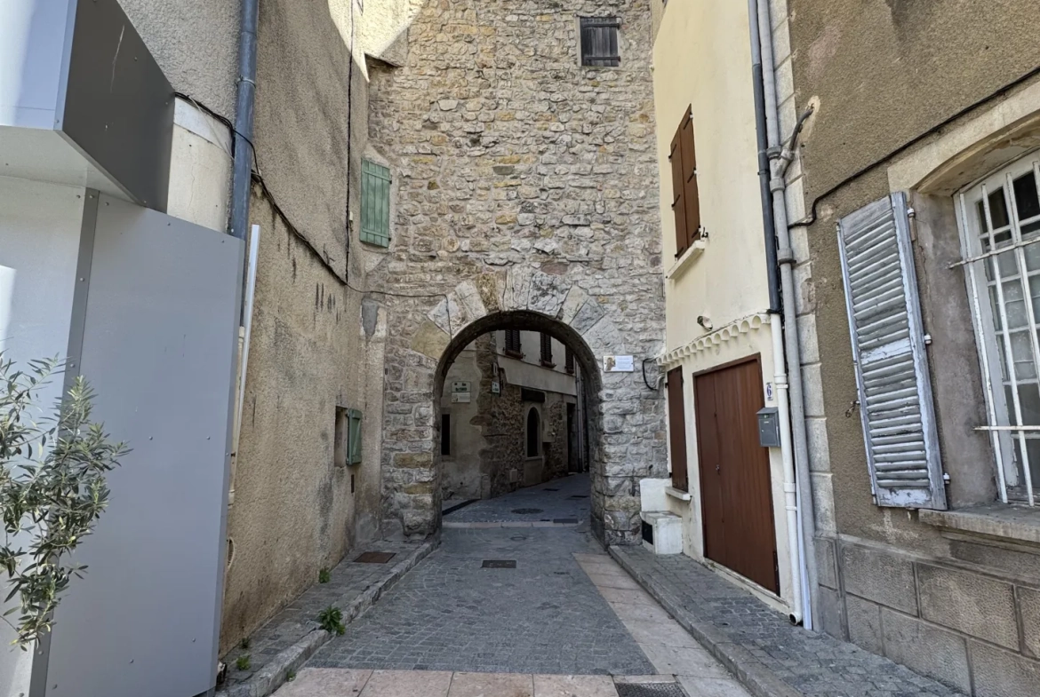 Maison de village de 185 m² à Pignans avec fort potentiel en centre-ville 