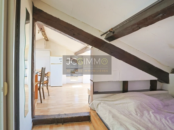 Studio de 33m² à Hyères Centre-ville - Dernier étage, emplacement privilégié 