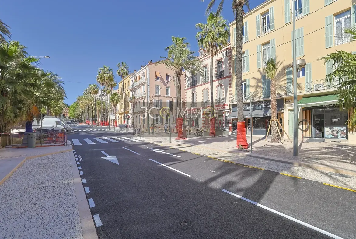 Studio de 33m² à Hyères Centre-ville - Dernier étage, emplacement privilégié 