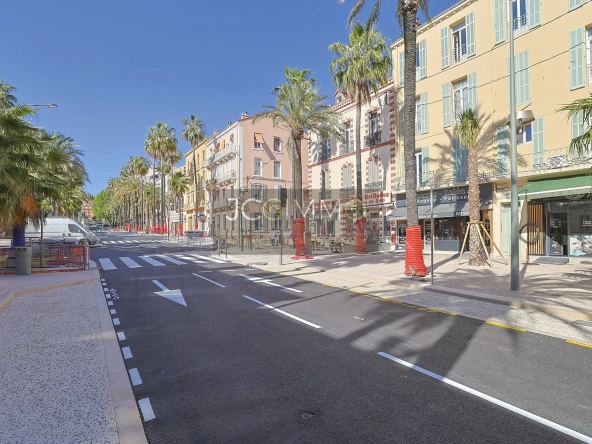 Studio de 33m² à Hyères Centre-ville - Dernier étage, emplacement privilégié 