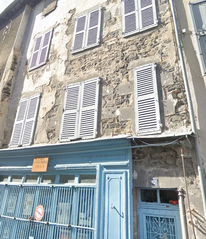 Immeuble à vendre à Saint-Flour de 169 m² pour seulement 35 200 € 
