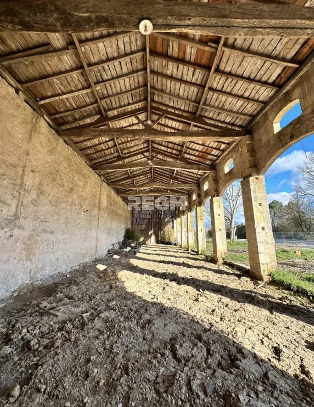 Terrain constructible viabilisé à Cavignac avec maison R+1, terrasse, jardin et parking 