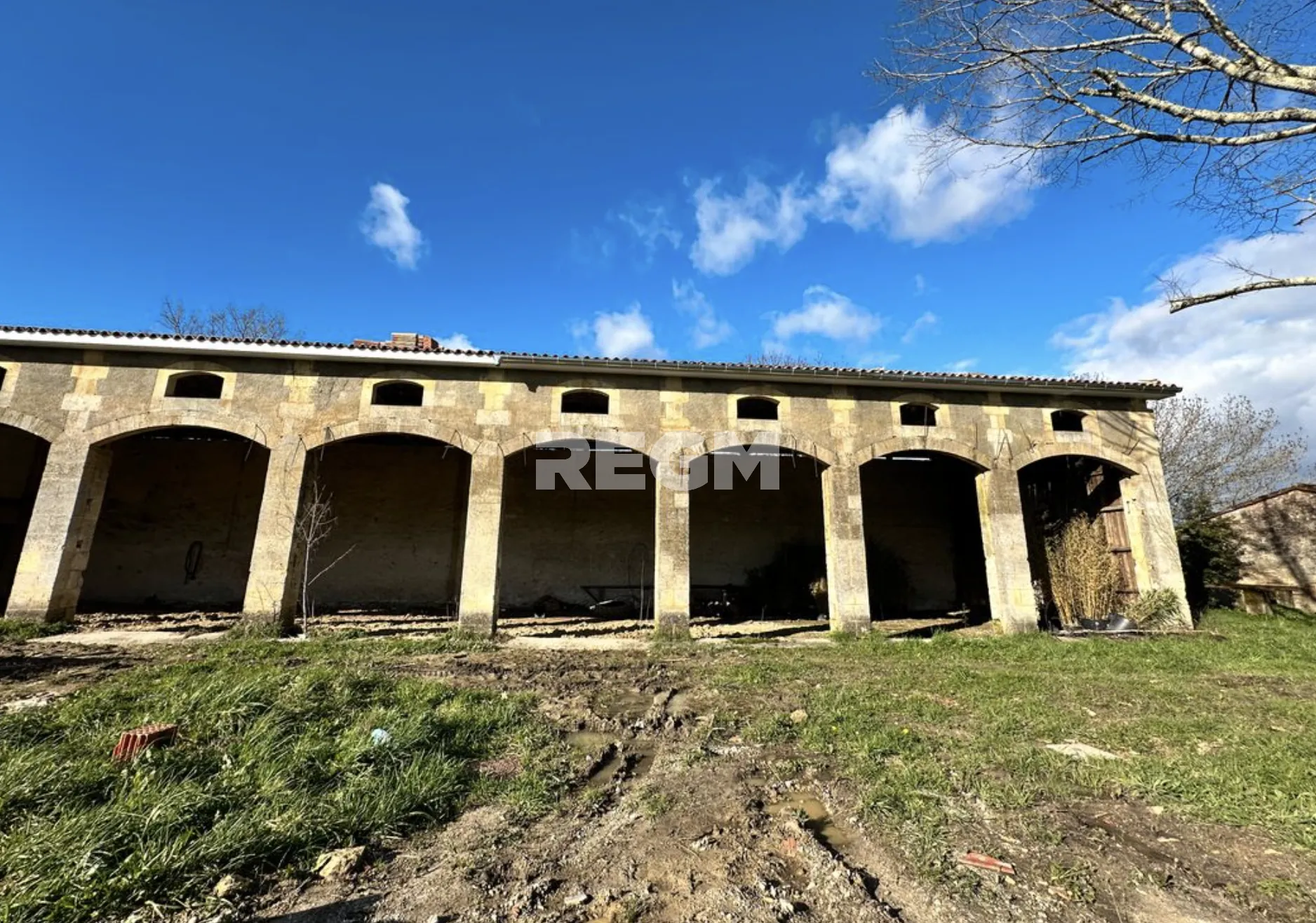 Terrain constructible viabilisé à Cavignac avec maison R+1, terrasse, jardin et parking 