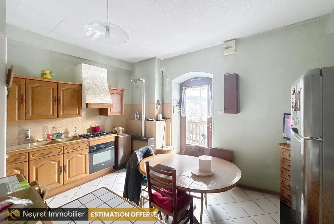 Appartement 2 pièces à Givors avec balcon et cave, à rénover 