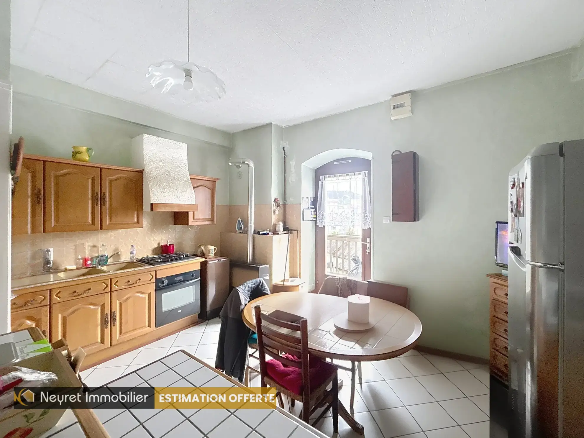 Appartement 2 pièces à Givors avec balcon et cave, à rénover 