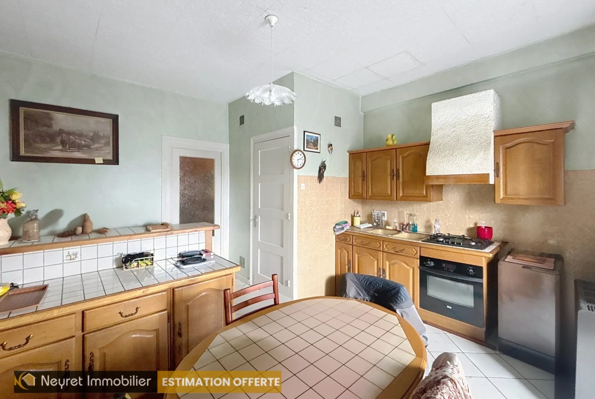 Appartement 2 pièces à Givors avec balcon et cave, à rénover 